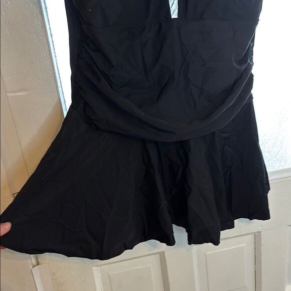 Women’s Black Deep Plunge Swimsuit Top with Cutout Back Size XXL - Picture 3 of 6